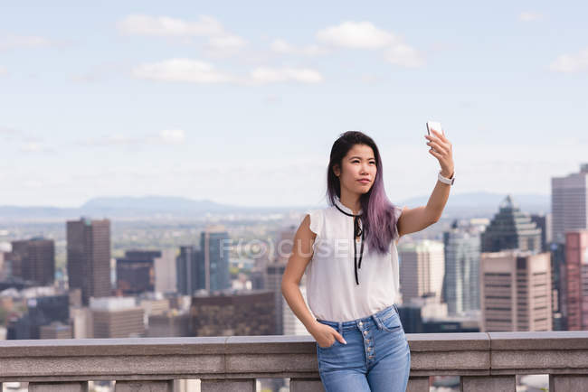 Mulher bonita tirando selfie no telefone celular — Fotografia de Stock