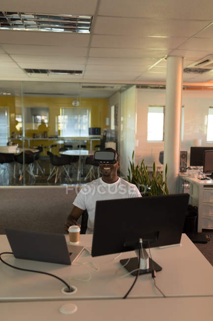 Business executive utilizzando cuffie realtà virtuale alla scrivania in ufficio — Foto stock