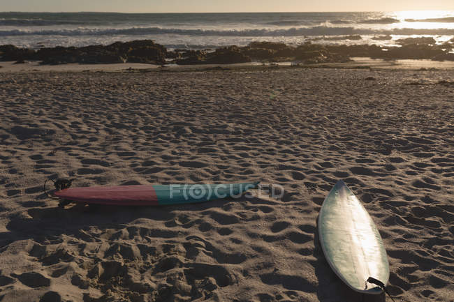 Tabla de surf en la playa en un día soleado - foto de stock