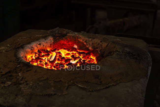 Moldeado de metal en horno en taller de fundición - foto de stock