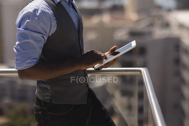 Sezione centrale dell'uomo d'affari che utilizza tablet digitale in terrazza in ufficio — Foto stock