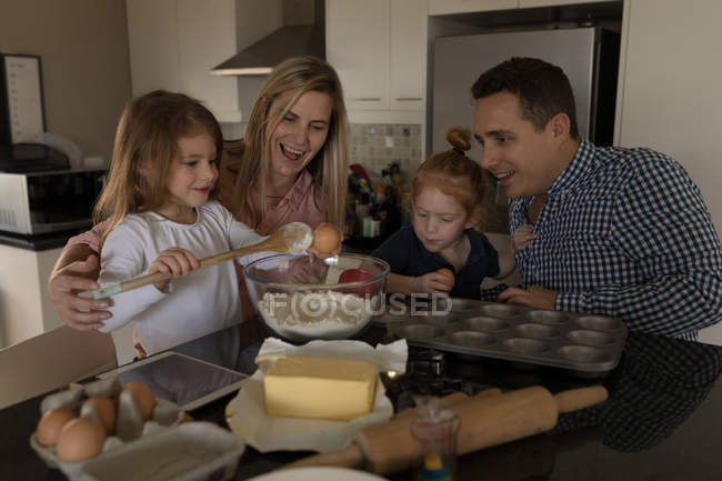 Família preparando comida na cozinha em casa — Fotografia de Stock