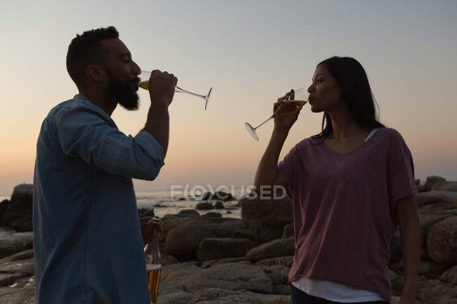 Романтична пара має шампанське біля морської сторони — стокове фото