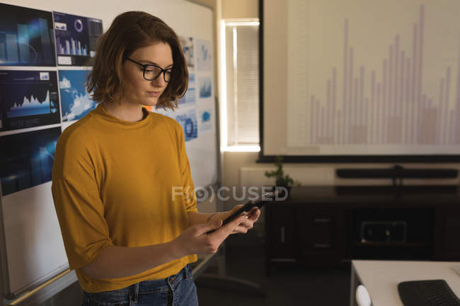 Молодая женщина-руководитель с помощью цифрового планшета в офисе — стоковое фото