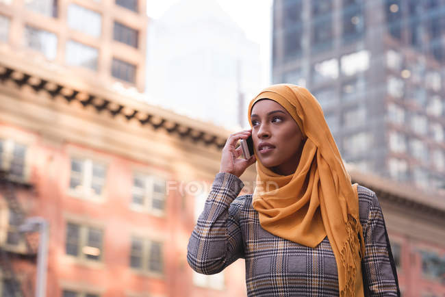 Hidschab-Frau telefoniert in der Stadt — Stockfoto