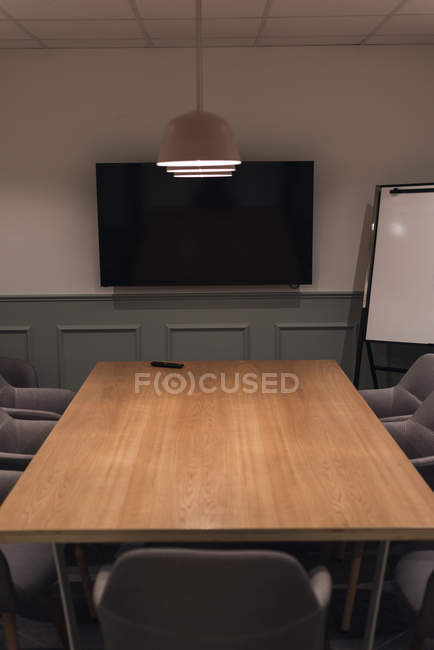 Salle de conférence vide dans un bureau moderne — Photo de stock