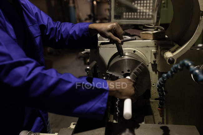 Mid section of worker working in glass factory — Stock Photo