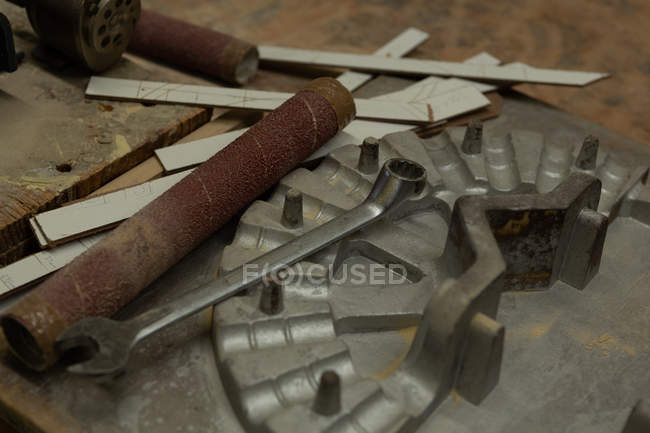 Nahaufnahme von Guss und Schraubenschlüssel in der Gießerei-Werkstatt — Stockfoto