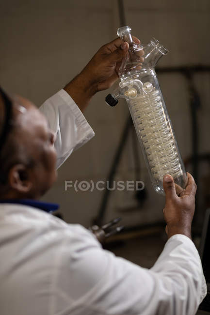 Produto de verificação de vidro trabalhador atencioso na fábrica de vidro — Fotografia de Stock