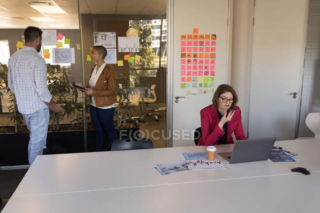 Dirigente aziendale che lavora nella sala conferenze dell'ufficio — Foto stock
