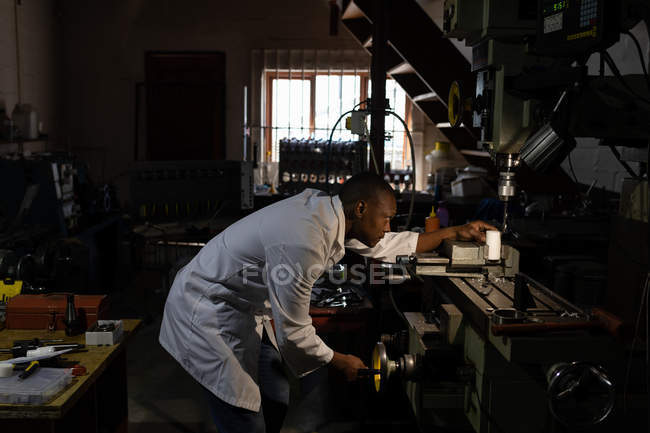 Vue latérale du travailleur masculin travaillant dans une usine de verre — Photo de stock