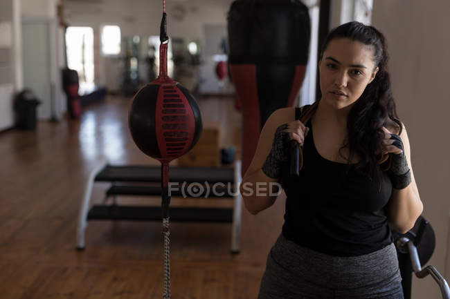 Портрет женщины-боксера, смотрящей в камеру в фитнес-студии — стоковое фото