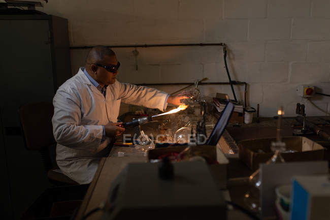 Arbeiter mit Schweißbrenner in Glasfabrik — Stockfoto