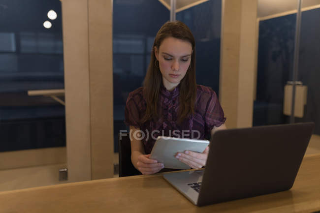 Donna d'affari che utilizza tablet digitale alla scrivania in ufficio — Foto stock