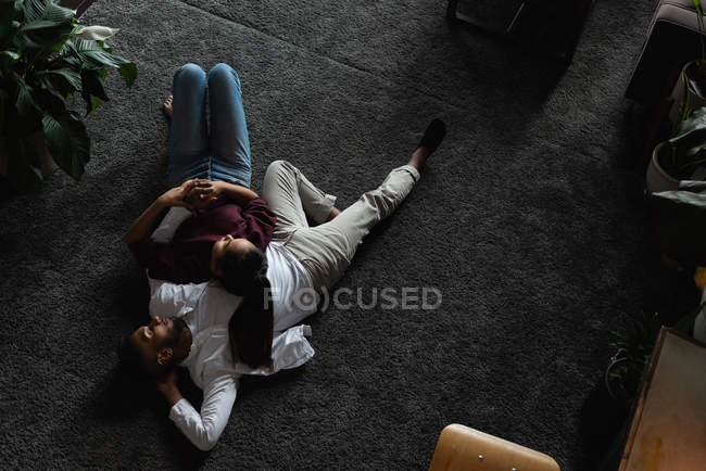 Couple sleeping on floor in living room at home — Stock Photo