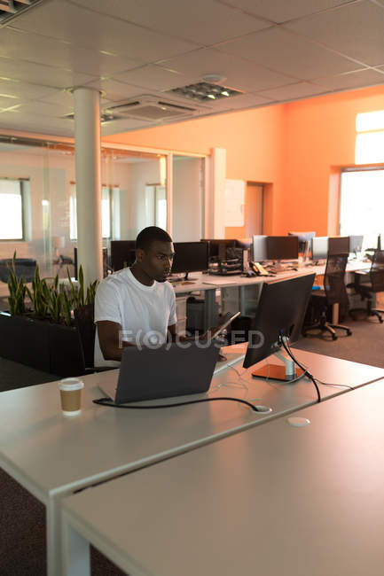 Executivo de negócios do sexo masculino trabalhando na mesa no escritório — Fotografia de Stock