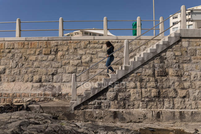 Вид збоку жінки з обмеженими можливостями, що ходить по сходах — стокове фото