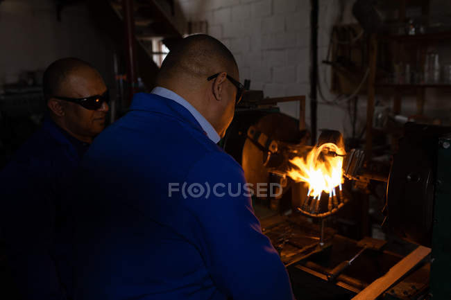 Deux travailleurs masculins travaillant dans une usine de verre — Photo de stock