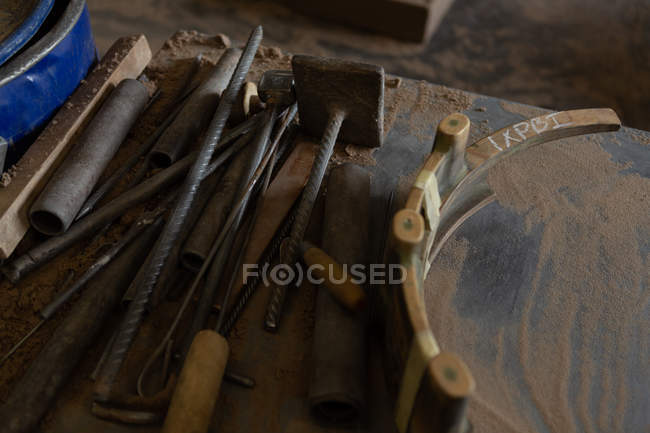 Nahaufnahme von in der Gießerei angeordneten Werkzeugen und Geräten — Stockfoto
