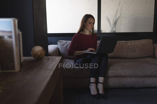 Красива жінка виконавчий використання ноутбука в офісі — стокове фото