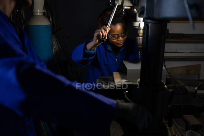 Female worker working in glass factory — Stock Photo