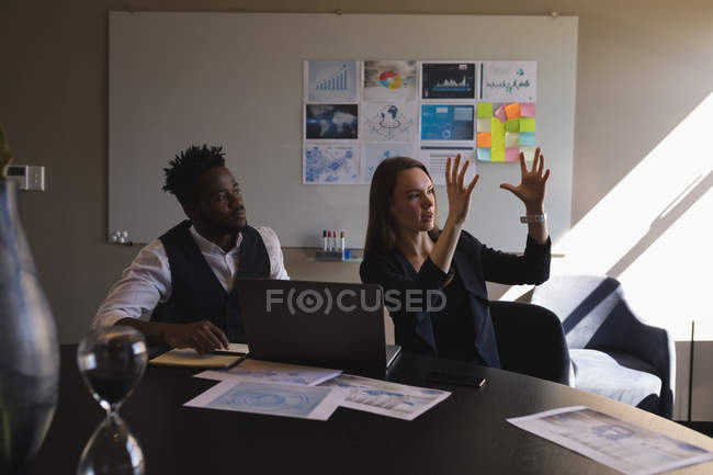 Geschäftskollegen interagieren im Konferenzraum im Büro miteinander — Stockfoto