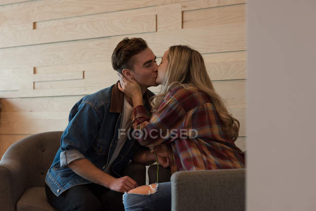 Pareja romántica besándose en la cafetería - foto de stock