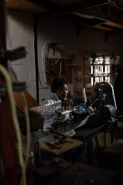 Жінка-працівник працює на скляній фабриці — стокове фото