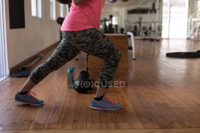Baixa seção de boxeador feminino exercitando no estúdio de fitness — Fotografia de Stock
