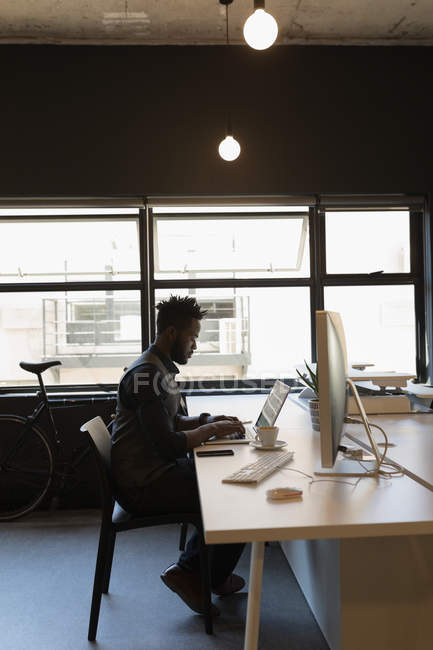 Розумний бізнесмен використовує ноутбук в офісі — стокове фото
