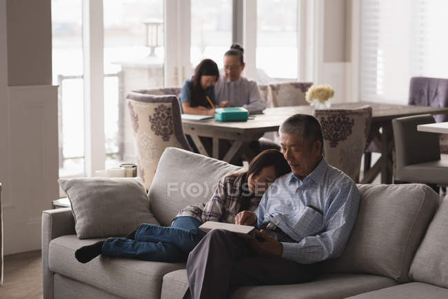 Avó e neta desenho esboço na mesa em casa — Fotografia de Stock