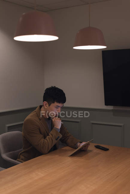 Executivo usando tablet digital na sala de conferências no escritório — Fotografia de Stock