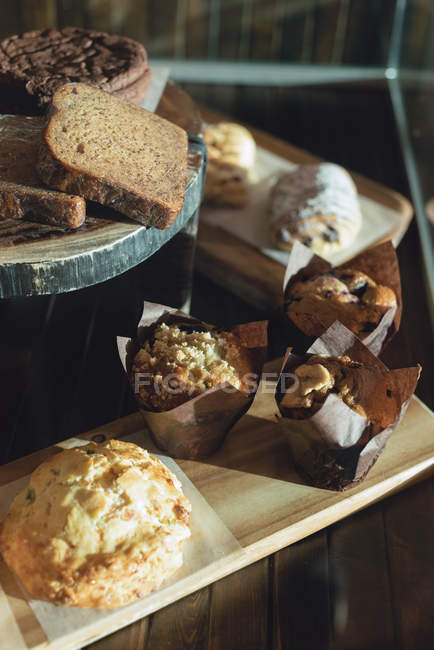 Chocolate e comida doce em uma exposição em café — Fotografia de Stock