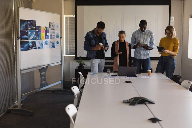 Executivos atentos que trabalham na sala de conferências do escritório — Fotografia de Stock