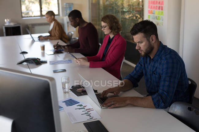 Executivos atentos que trabalham na sala de conferências do escritório — Fotografia de Stock