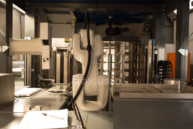 Machine robotique moderne dans l'entrepôt — Photo de stock