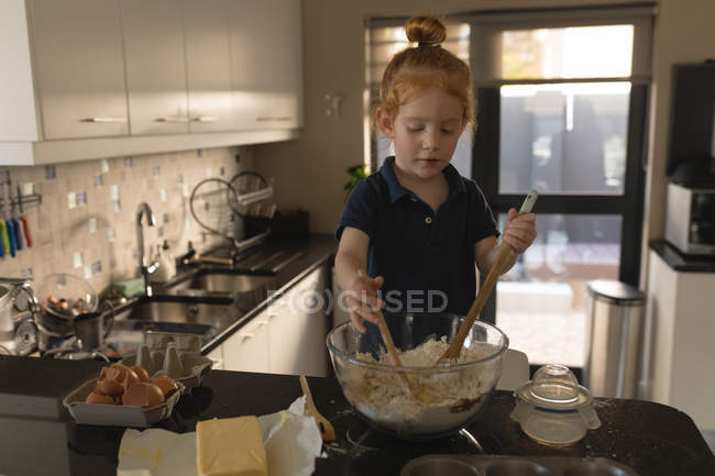 Mädchen bereitet zu Hause in der Küche Essen zu — Stockfoto