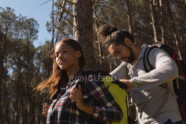 Couple camping in the forest on a sunny day — Stock Photo