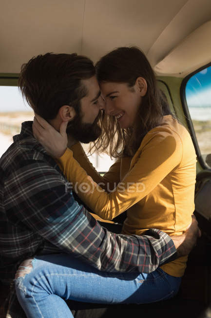 Coppia felice che abbraccia nel veicolo — Foto stock