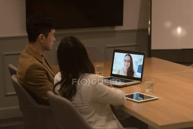 Dirigeants d'entreprise faisant une vidéoconférence sur ordinateur portable au bureau — Photo de stock
