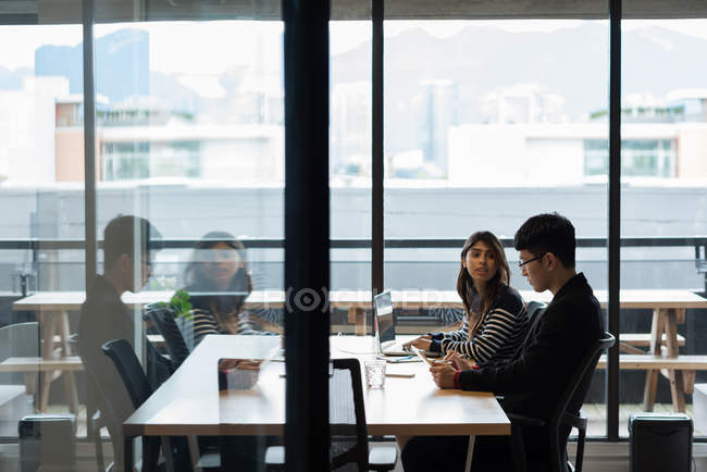 Executivos que trabalham em escritórios modernos — Fotografia de Stock