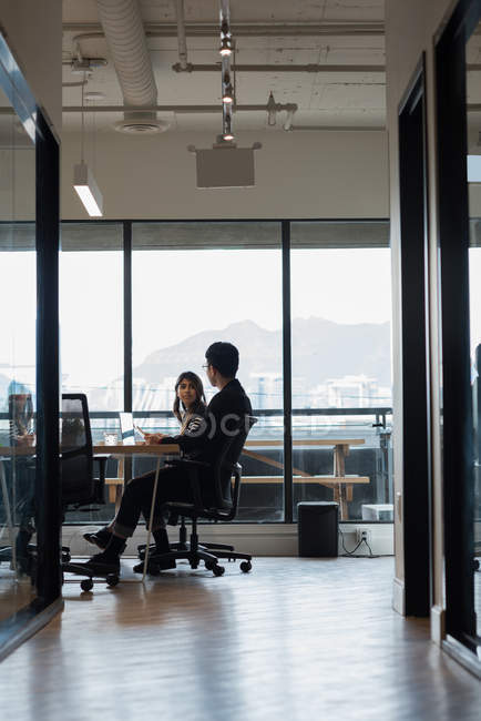 Executivos que trabalham em escritórios modernos — Fotografia de Stock
