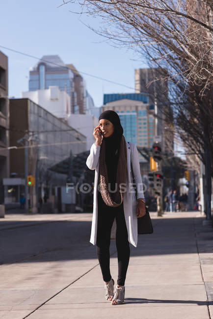 Hijab woman talking on mobile phone in the city — Stock Photo
