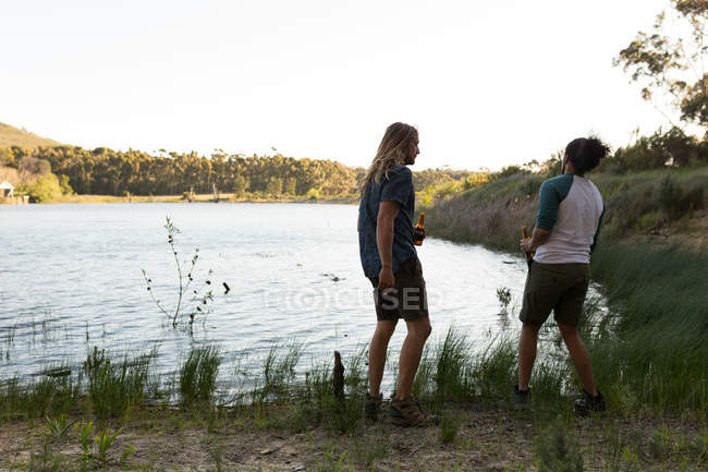 Jovens homens se divertindo perto do lago — Fotografia de Stock