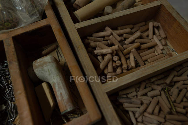 Close-up de ferramentas e equipamentos dispostos em oficina de fundição — Fotografia de Stock
