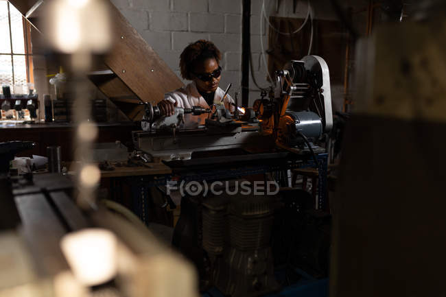 Lavoratrice che lavora nella fabbrica di vetro — Foto stock
