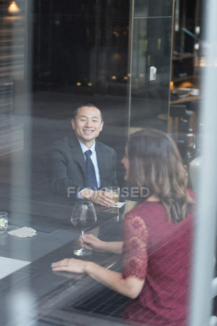 Sorridenti uomini d'affari che parlano tra loro in hotel — Foto stock