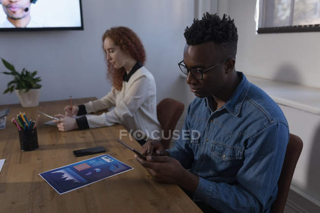 Dirigenti che utilizzano tablet digitali in sala conferenze in ufficio — Foto stock