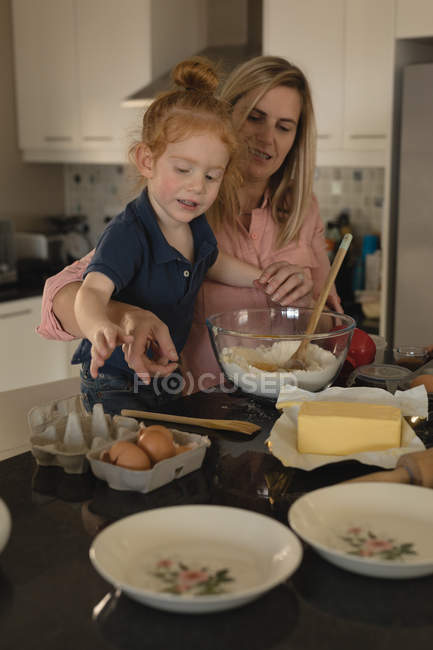 Мати і дочка готують їжу на кухні вдома — стокове фото