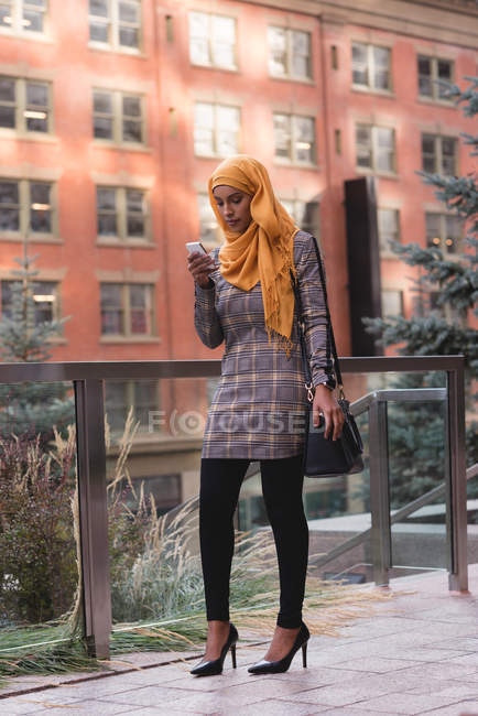 Хіджаб жінці за допомогою мобільного телефону в місті — стокове фото